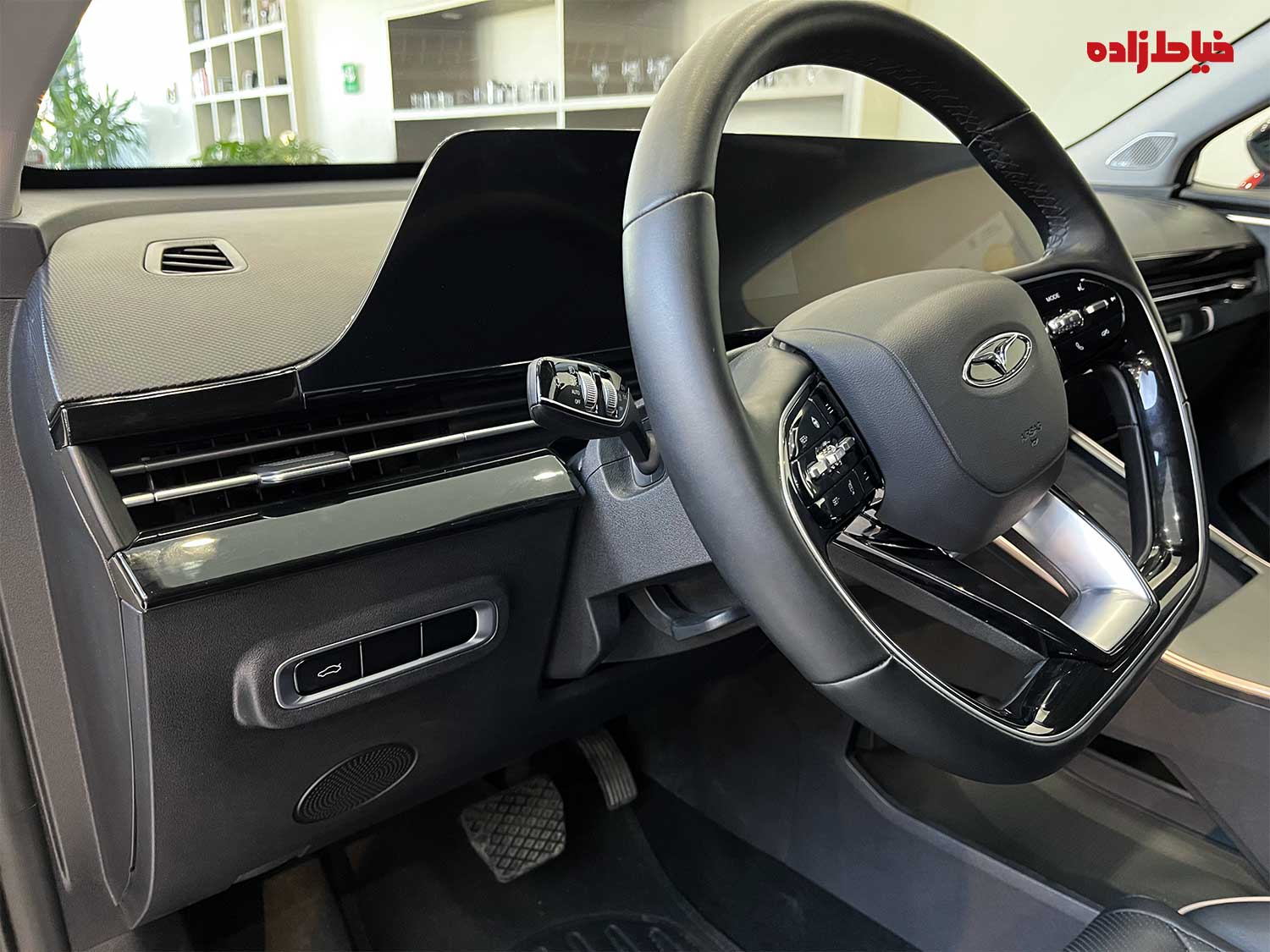 فرمان فونیکس اف ایکس از نمای کنار