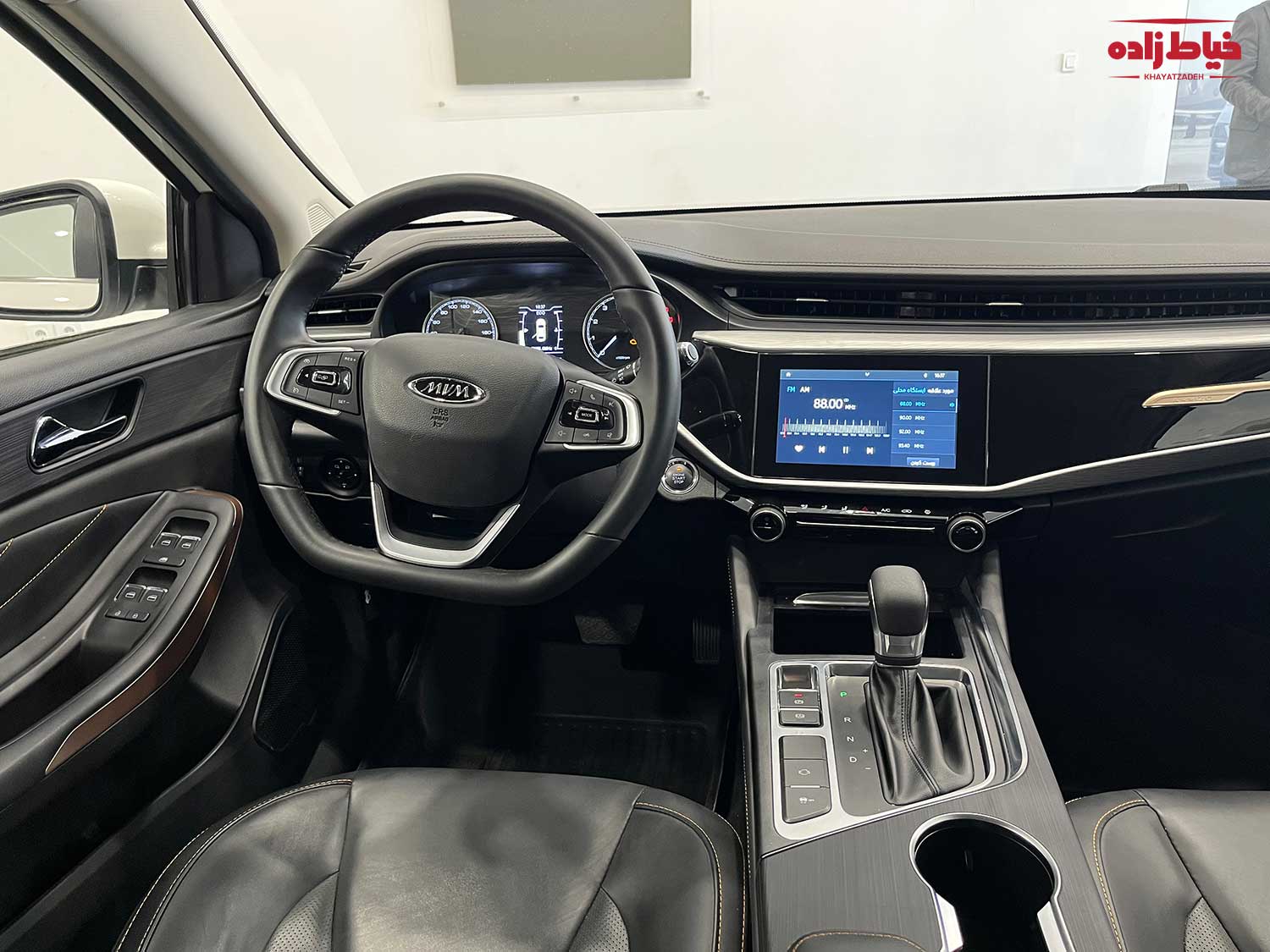 نمای داخلی آریزو 5 از صندلی راننده