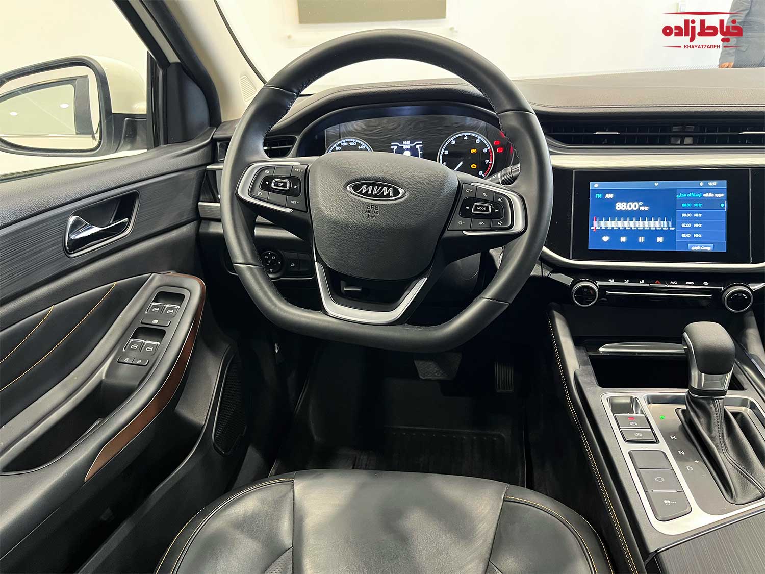 نمای داخلی آریزو 5 از صندلی راننده