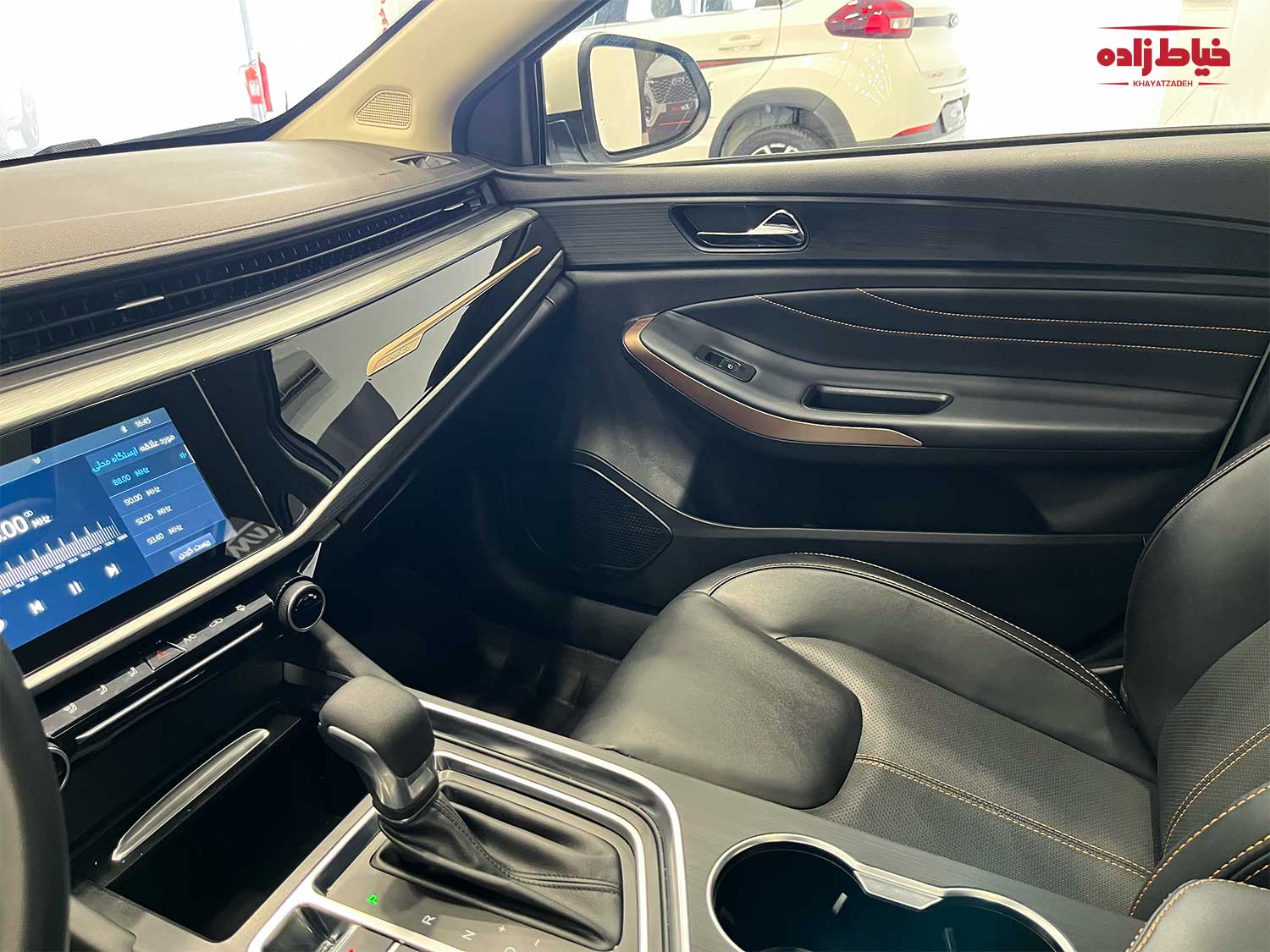 نمای داخلی آریزو 5 از بغل سمت راننده