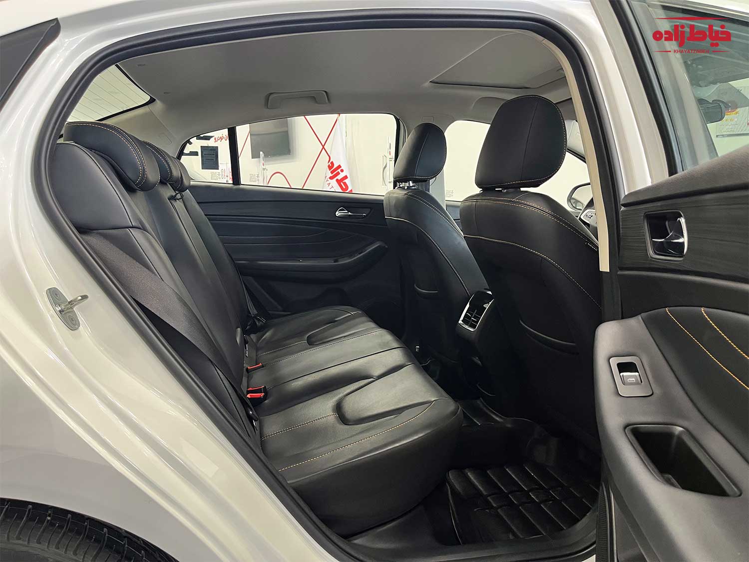 صندلی ردیف عقب از نمای دور