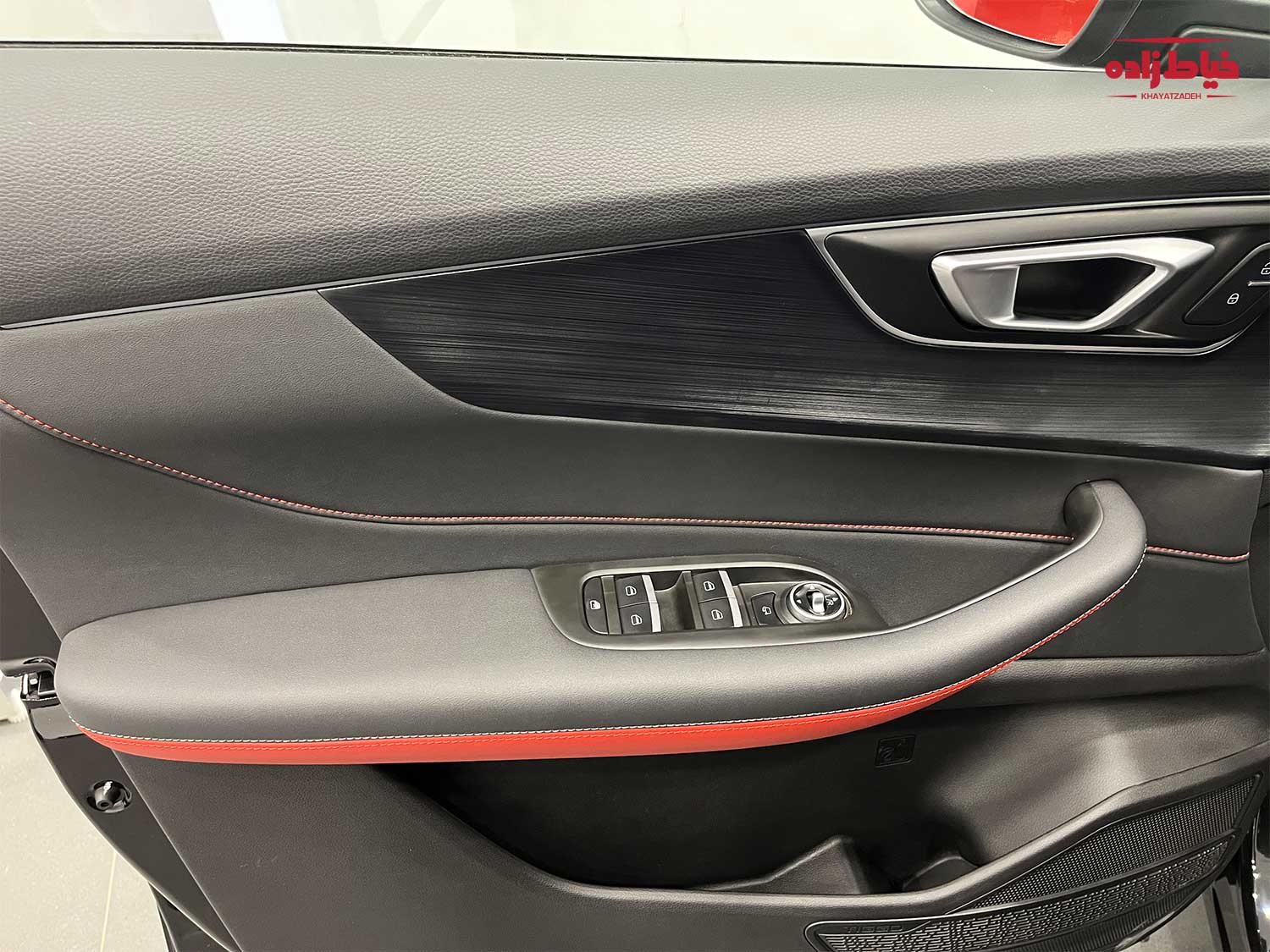 درب سمت راننده ایکس 55 پرو IE از نمای نزدیکتر