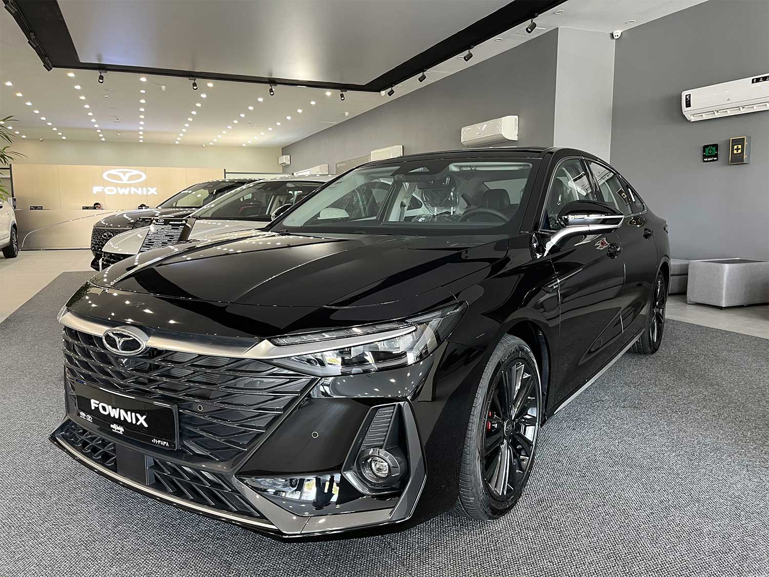 آریزو 8 از روبرو بغل