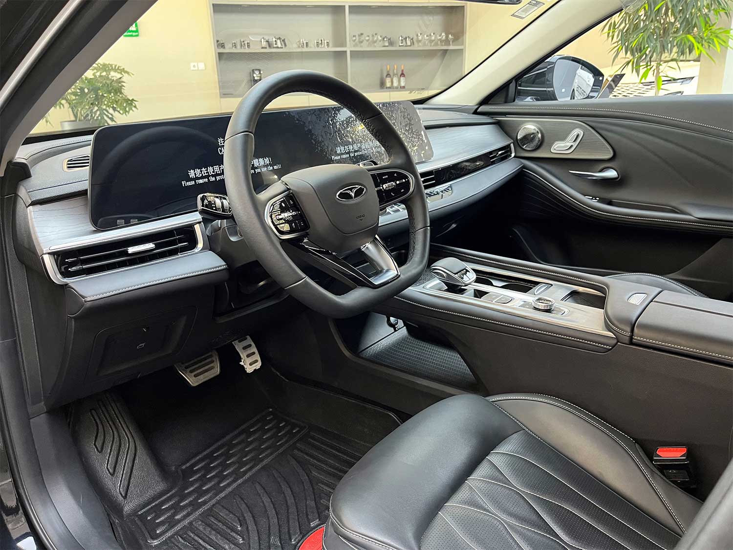 داخل کابین و فرمان در آریزو 8